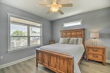 بيت ريفى Coastal Retreat W/ Double Deck & Ocean Views!