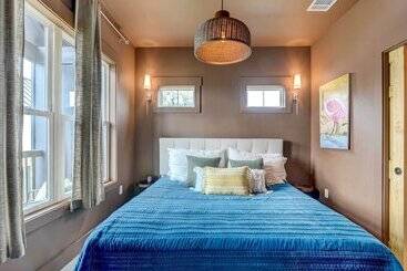 کلبه 1 Mi To Historic Pleasure Pier: Home W/ Grill!