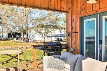 별장 Cozy, New Build Cabin: Steps To Lake Conroe!