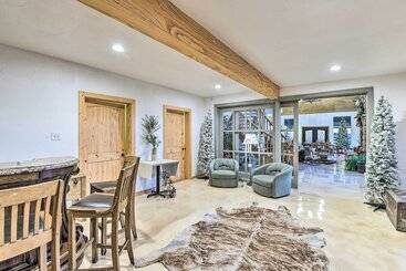 별장 Banquet Hall & Pool: Expansive Forestburg Ranch!