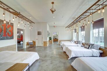 コテージ Historic, Renovated Fire Station Vacation Rental!