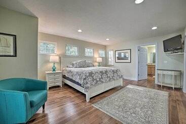 Сельский дом Getaway On Crystal Clear Lake: Main & Guest House!