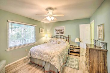 별장 Oak Island Home W/ Yard < 1 Mi To The Beach!