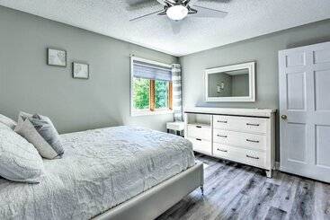 별장 Pet Friendly Maple Grove Gem W/ Private Yard!