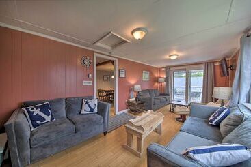 بيت ريفى Pet Friendly Togus Pond Home: Kayak & Canoe!