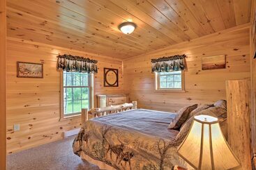 بيت ريفى Rustic Benezette Cabin: Porch, Hot Tub & Fire Pit