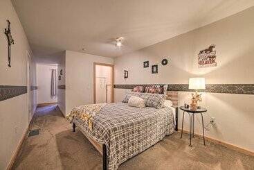 별장 Secluded & Rural Frederic Home W/ Barn On 25 Acres