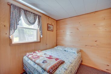 Сельский дом Stone Lake Cabin W/ Private Deck & Fire Pit!