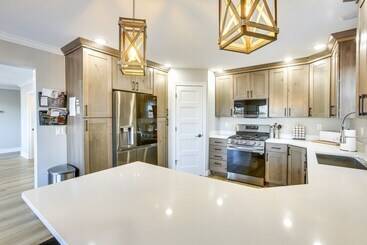 קוטג'' Suttons Bay Home W/ Fire Pit & Lake Views!