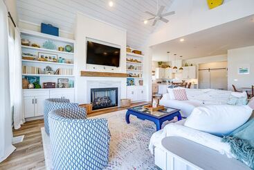별장 Upscale Oak Island Escape W/ 66 Ft Veranda!