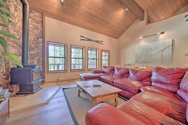 별장 Truckee Cabin W/ Wraparound Deck & Pool Access