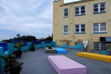 Noah S Bondi  Hostel