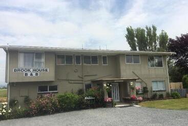 Brook House B&b & Cottages