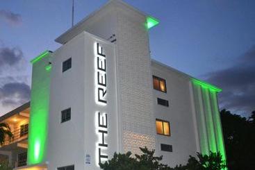 בית מלון כפרי The Reef A North Beach Village Resort