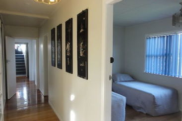 Jack & Di S Lakefront Motel