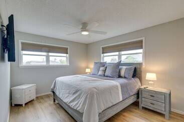 茅舍 Canal Access & Decks: Bayfront Jamaica Beach House