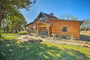 بيت ريفى Caddo Log Cabin Retreat W/ Updated Interior!
