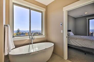 별장 Chic Willamette Valley Home W/ Deck & Vineyard!