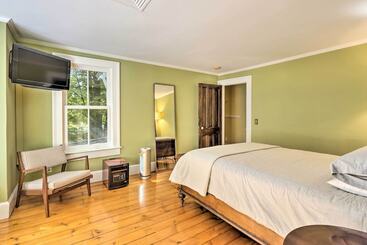 별장 Classic Roxbury Home W/ Picturesque Backyard!