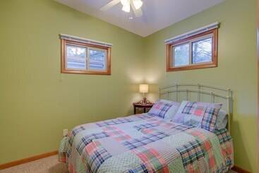 Cozy Cottage W/ Sunroom   Walk To Higgins Lake!