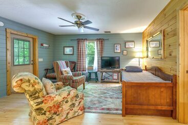 بيت ريفى Cozy Creekside Cabin W/ Fire Pit & Views!