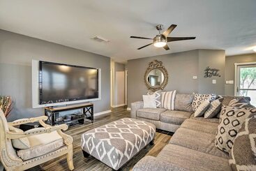 별장 Dog Friendly Texas Retreat W/ Hot Tub, Patio & Bar