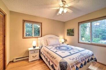 Pool & Lake Access: Idyllic Cottage In Newland