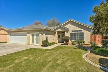 コテージ Inviting Bakersfield Home W/ Spacious Yard!