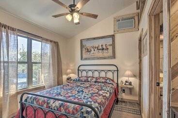 بيت ريفى Kerrville Converted Barn Tiny Home W/ Kayaks!