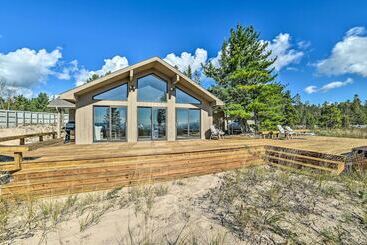 Сельский дом Lake Huron Home W/ Direct Beach Access!
