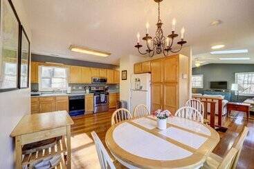 بيت ريفى Lakefront Butler Retreat W/ Hot Tub & Dock!