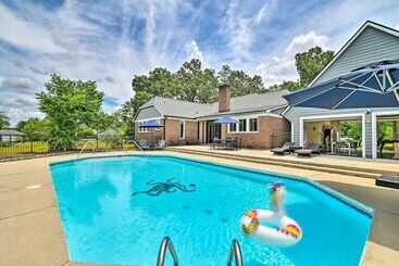 茅舍 Lakefront Parkton Home: Pool & Fishing Dock!