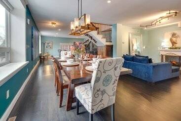 별장 Large Family Home W/ Patios, Gas Grill + Fire Pit!