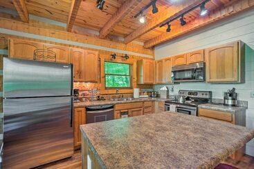 بيت ريفى Cabin W/ Decks & Fireplace: 11 Mi To Pigeon Forge!