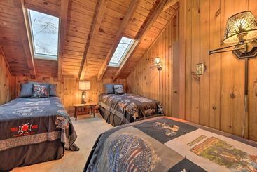 Сельский дом Maggie Valley Cabin W/ Game Room + Hot Tub!