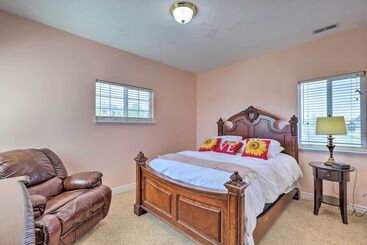 コテージ Mtn View Home: Across From Lake + 30 Mi To Skiing!