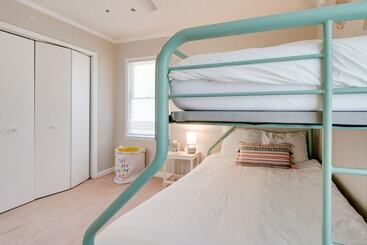 Oak Island Cottage W/ Spacious Backyard & Porch