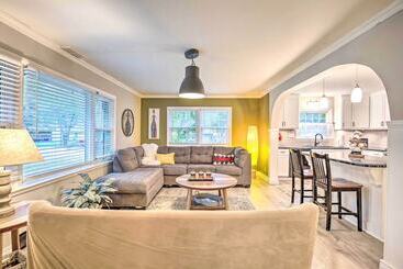 コテージ Overland Park Home W/ Deck & Waterfall Pond!