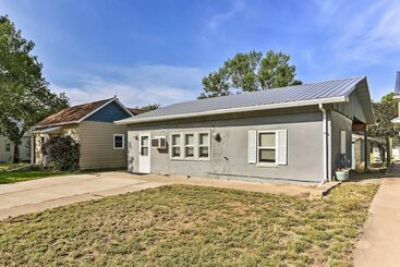 کلبه Pet Friendly Pierre Home W/ Central Location!