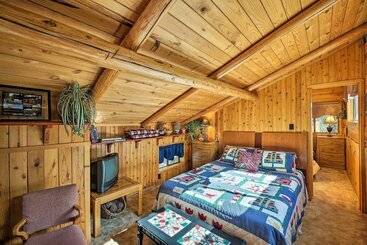 Сельский дом Private  Yaak River Hideaway  W/ Deck & Mtn Views!