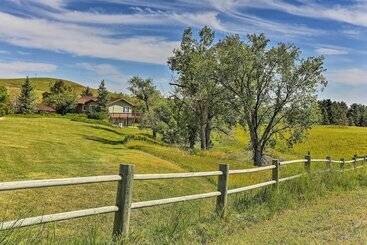 茅舍 Rapid City Vacation Home W/ Wraparound Deck!