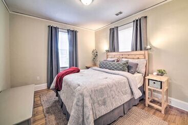 کلبه Centrally Located Richmond Home W/ Yard + Patio