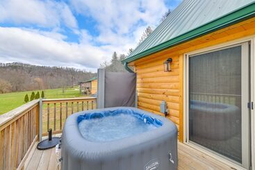 بيت ريفى Riverside Beattyville Cabin W/ Kayaks & Fire Pit!