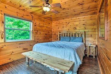 بيت ريفى Gatlinburg Cabin W/ Home Theater & Hot Tub!