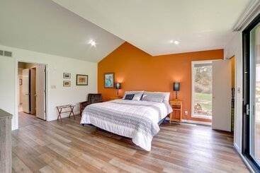 별장 Spacious Plymouth Hideaway On Acreage W/ Lake!
