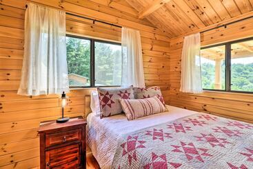 Сельский дом Grill & River Access: Tiny Cabin In Sparta!