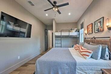 بيت ريفى Lavish Riverfront Escape W/ Gas Grill!