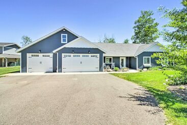 コテージ Sunny Lakefront Home W/ Fire Pit + Boat Dock!