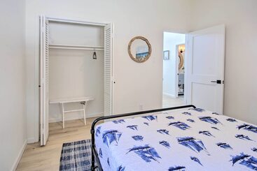 별장 Waterfront Livingston Home W/ Dock & Porch!