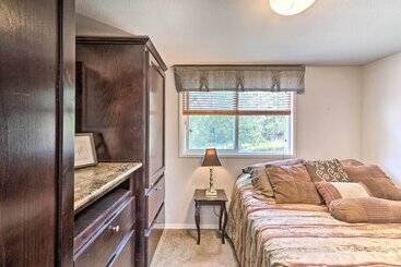 بيت ريفى Wilderness Glamping: Eureka Tiny Home W/ Hot Tub!